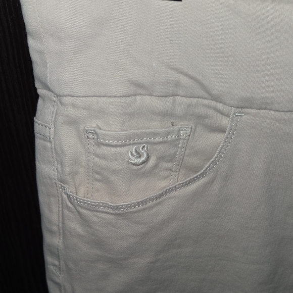 Gloria Vanderbilt Cream Women's Bermuda Shorts Elastic Waist 12 EUC - Picture 2 of 5